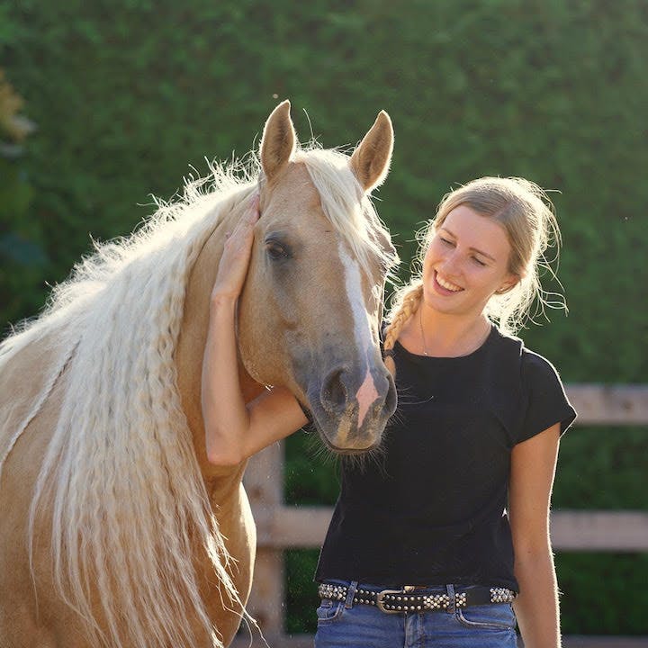julia steinbrecher with her horse